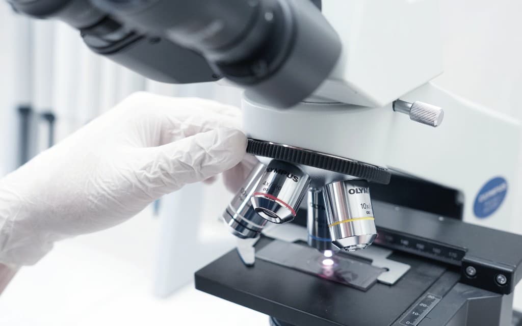 Microscopio en laboratorio de infraestructura científica