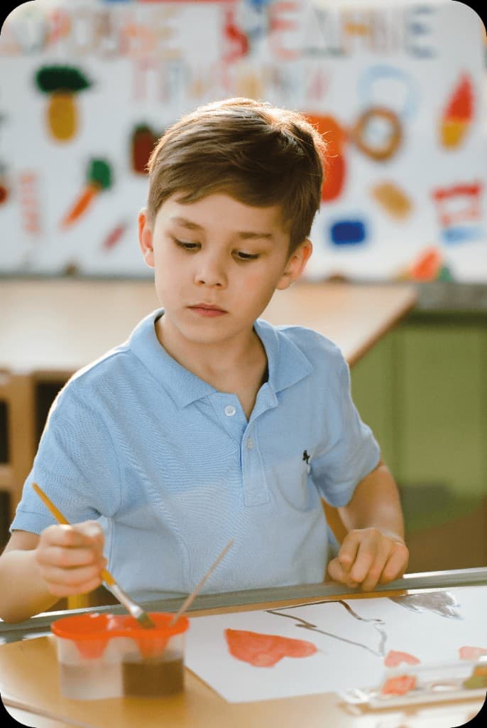Niño pintando en educación inicial preescolar