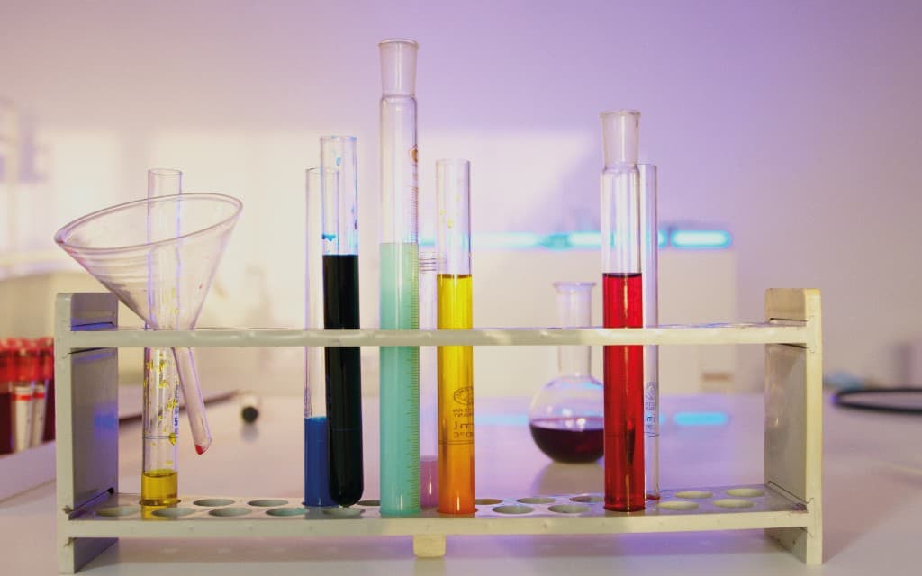 Laboratorio científico con infraestructura especializada de vanguardia